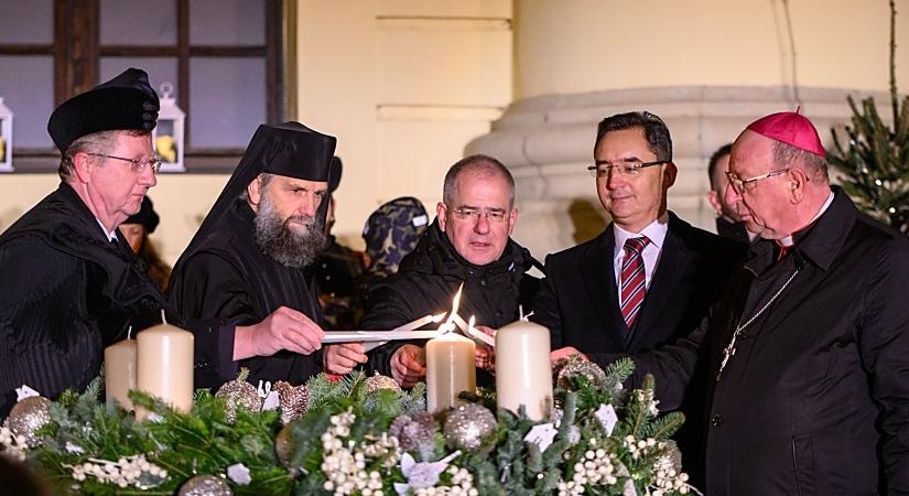 Fellobbant az első gyertya lángja Debrecen adventi koszorúján és fénybe borult a belváros – videóval