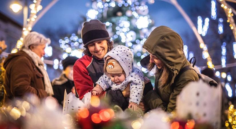 Ég az első gyertya az adventi koszorún, kigyúltak az ünnepi fények a főtéren – galériával