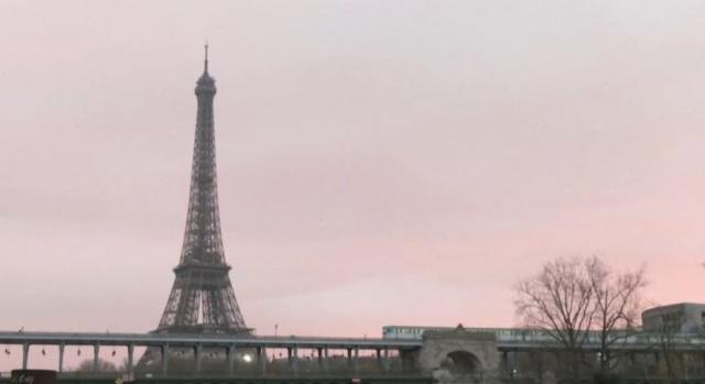 Késsel és kalapáccsal támadt áldozataira, megölt egy német turistát az Eiffel-toronynál