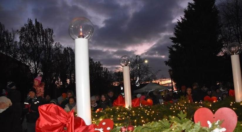 Adventi gyertyát gyújtottak Gyomaendrődön