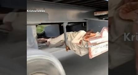 A kamion trélenének alján aludt egy férfi menet közben az országúton