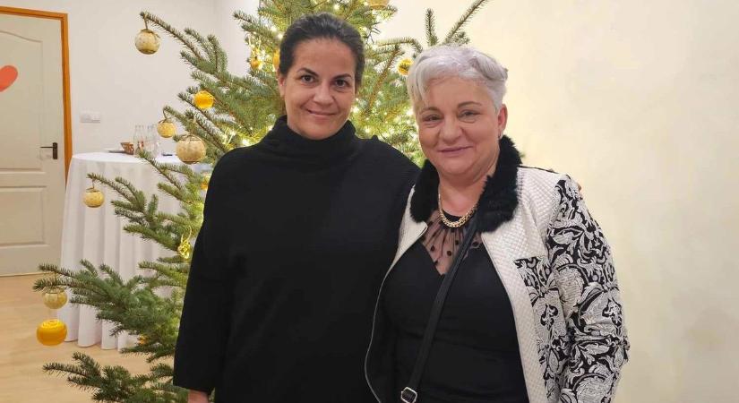 Festményt ajándékozott Oszter Alexandra Porvának