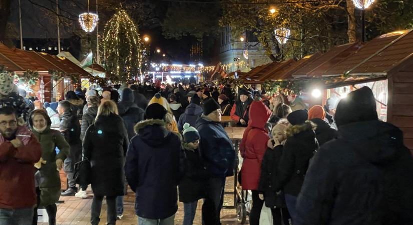 Nagy tömeg előtt gyúlt meg az első adventi gyertya
