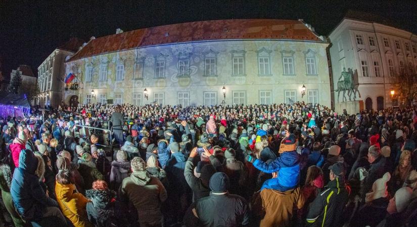 Ilyen volt a fehérvári első adventi gyertyagyújtás - kisangyalokkal, ünnepi gondolatokkal, Radic Gigivel