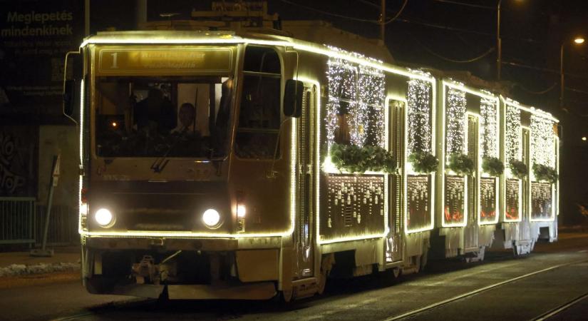 Első útján lencsevégre kaptuk Miskolc új adventi villamosát (fotókkal, videóval)