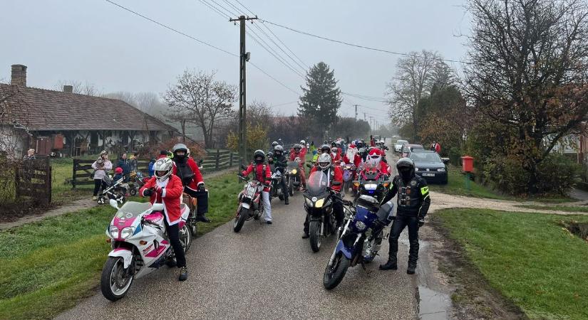 A rossz idő sem állította meg a motoros Mikulásokat a megye déli részén