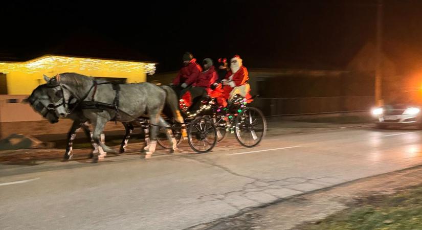 Szán helyett lovaskocsival érkezett a Mikulás Kápolnásnyékre (videó)
