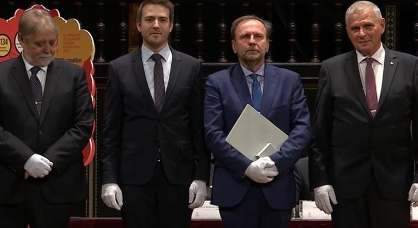 Elismerték diáktudományos oktatói tevékenységét