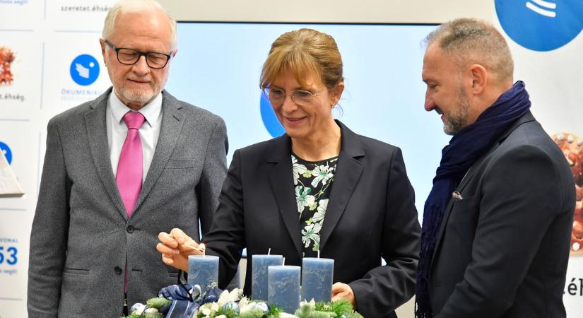 Ünnepi gyertyagyújtás keretében hívott összefogásra az Ökumenikus Segélyszervezet