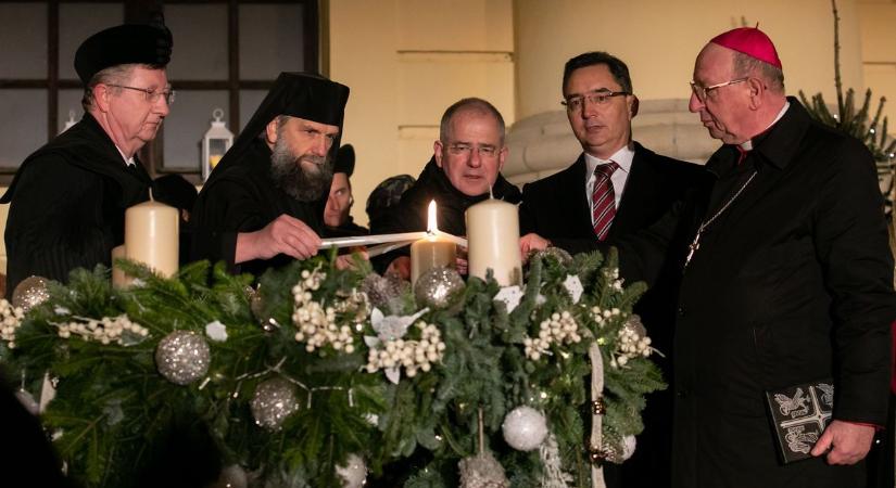Fellobbant az első adventi gyertya lángja Debrecenben – videóval