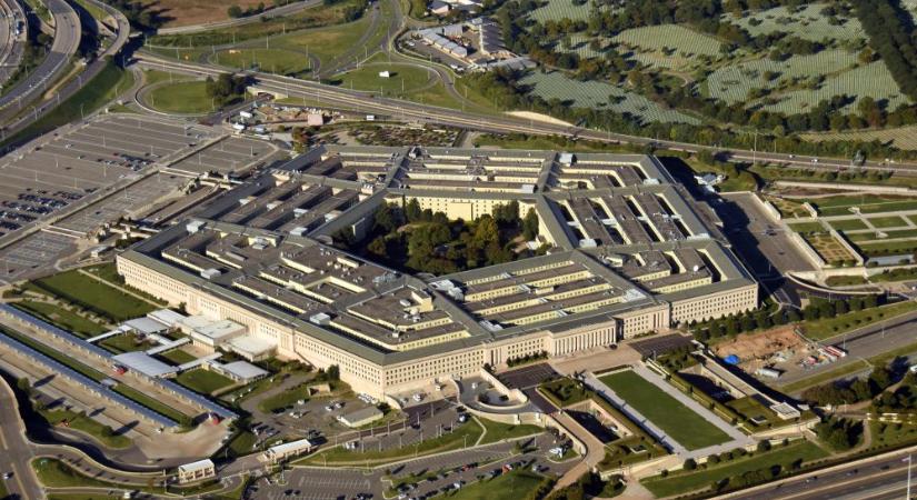 Pentagon: Amerikai hadihajót és kereskedelmi hajókat támadtak a Vörös-tengeren
