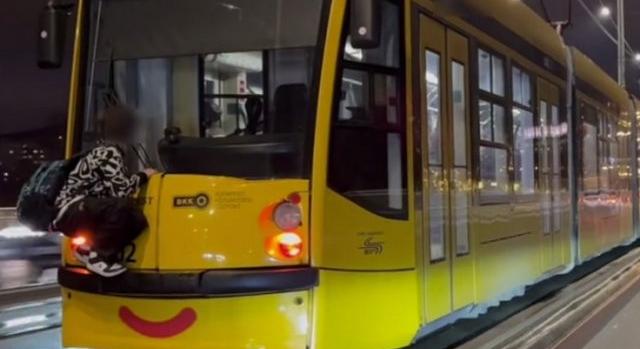 Hajmeresztő videón a férfi, aki életveszélyes módon bliccelt az 1-es villamos hátulján