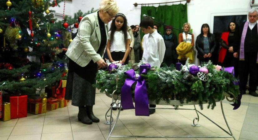 A katolikus iskola meghitt műsora indította Hevesen az adventi készületet – FOTÓALBUMMAL
