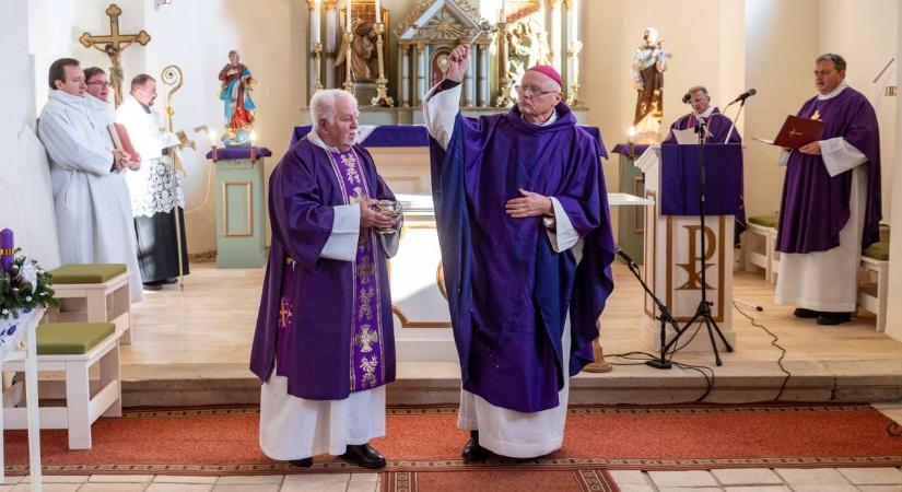 Búcsúnapján áldotta meg a püspök a felújított karancsaljai Szent Miklós-templomot
