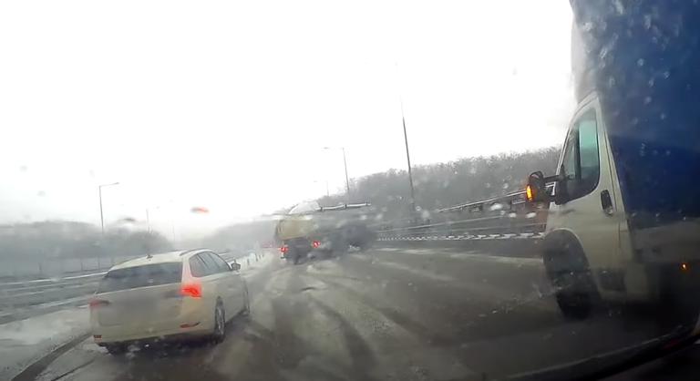 Durva videón, ahogy elveszti uralmát a jármű fölött egy nyerges vontató sofőrje
