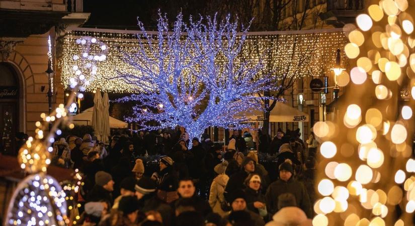 Karácsonyi fényárban a debreceni belváros, ilyen lett az idei díszkivilágítás! – fotókkal, videóval