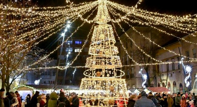 Advent első vasárnapján felgyúltak a fények Debrecenben (fotók)