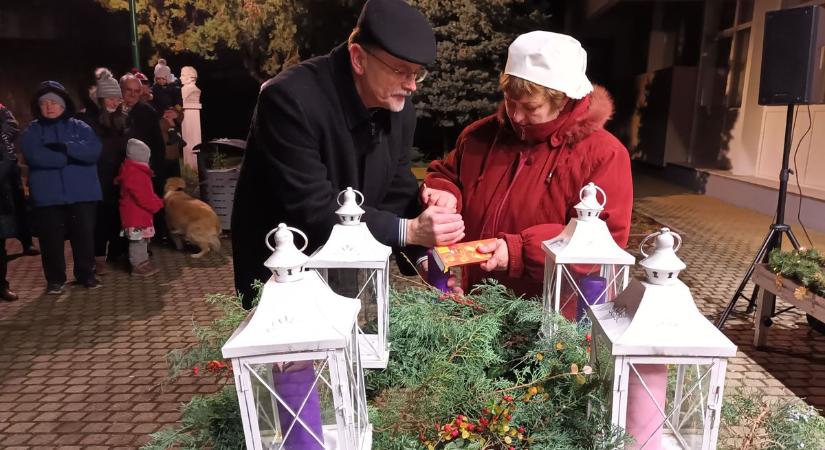 Meggyűjtották Bánhidán az adventi koszorú első gyertyáját