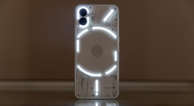 Jön az olcsósított Nothing Phone 2