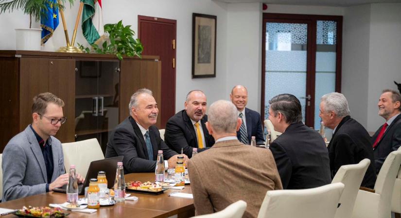 Tormával bizonyítjuk, hogy totális a sajtóelhárítás