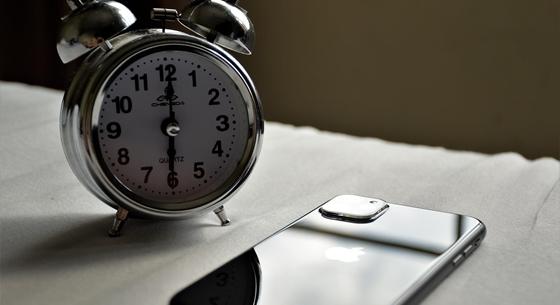 Valóra vált rémálom: évek óta minden nap ugyanakkor ébreszt az iPhone-ja egy nőt, csak hogy ő nem állított be ilyen ébresztőt
