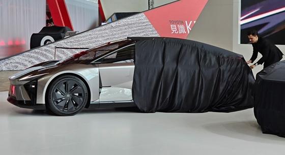 Provokatív egyszerűség: beültünk a Lexus 800 kilométeres hatótávú új villanyautójába