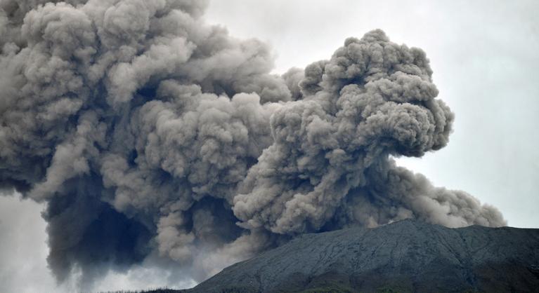 Legalább tizenegy halálos áldozata volt az indonéziai nagy vulkánkitörésnek