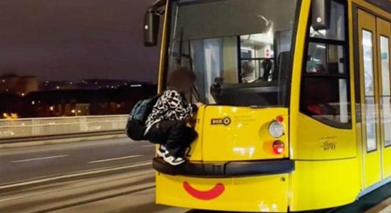 Életveszélyesen utazott egy potyautas az 1-es villamoson – videó