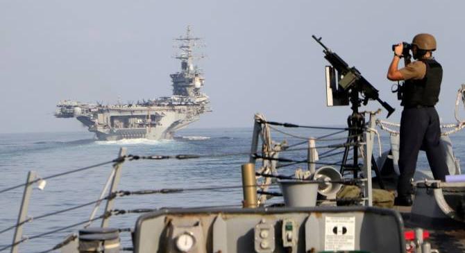 Kereskedelmi hajókat és egy amerikai hadihajót is támadás ért a Vörös-tengeren