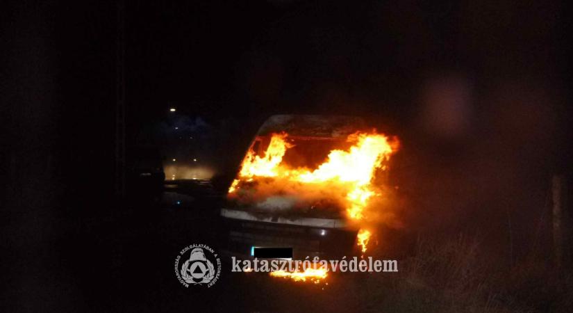 Rejtélyes tűz: kisbuszok égtek ki Debrecenben