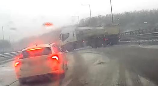 Videón a pillanat, amikor bebicskázik, majd megforog az autók előtt az M31-esen egy sóderszállító