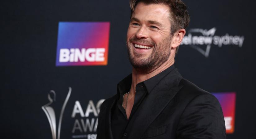 Chris Hemsworth szörnyen elcsúfította magát hatalmas bajszával és bozontos szakállával