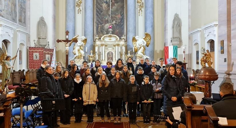 Felvidéki és anyaországi diákok közös adventi koncertje a szőgyéni templomban