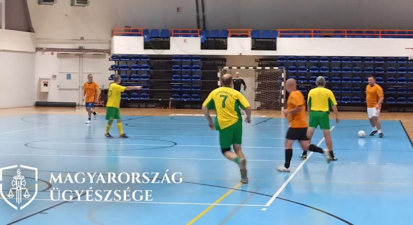 Negyedik helyen zárta a jótékonysági kispályás labdarúgótornát a Ügyészség csapata