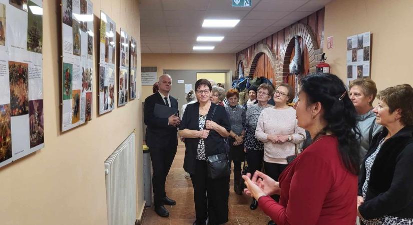 Adventhez kapcsolódó képeslapokról nyílt kiállítás Tatabányán