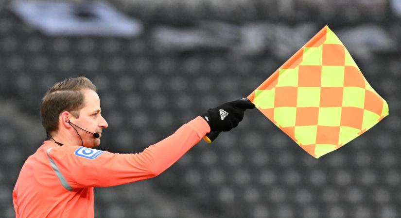 Szurkoló pofozta meg a partjelzőt – balhé a Baranya megyei rangadón