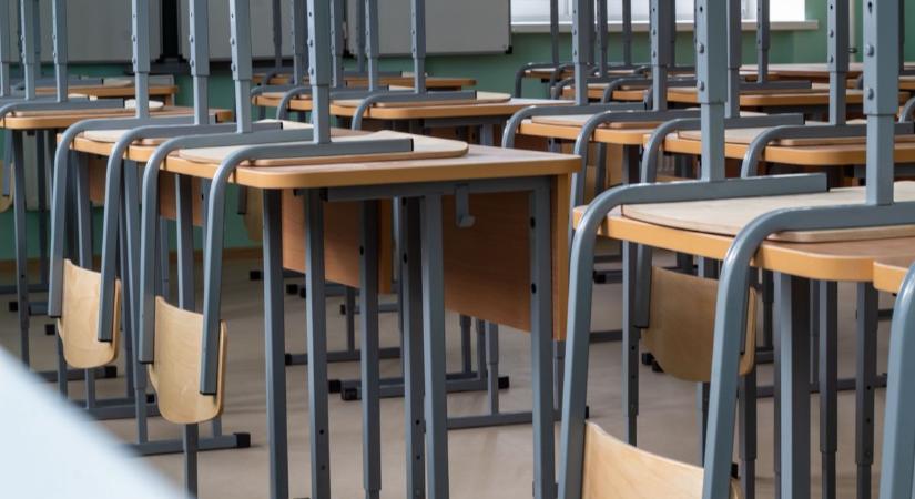 Nem semmi: iskolapaddal dobta fejen az apósát!