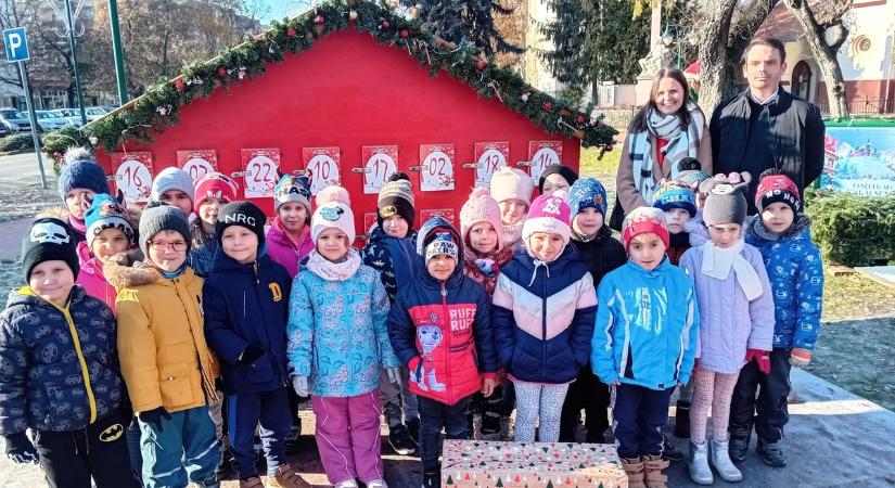 Kinyitották az adventi naptár első ablakát az orosházi óvodások
