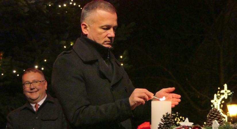 Gyulán is meggyújtották vasárnap este az első adventi gyertyát – galériával