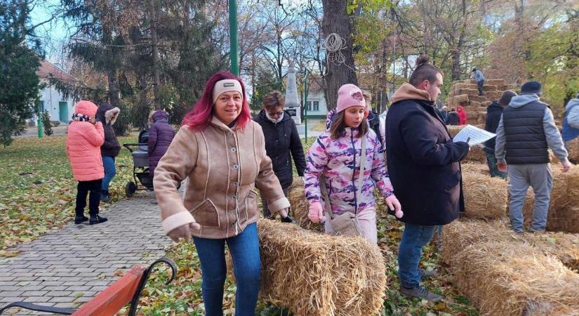 Jó móka együtt építeni szalmalabirintust: a kovácsháziak élvezték