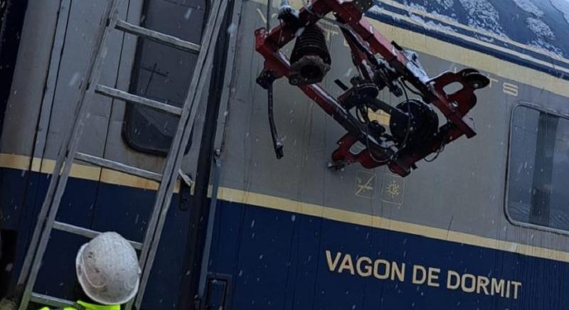 Három nő megsérült, amikor egy mozdony áramszedője letört és bezúzta a vagon ablakát