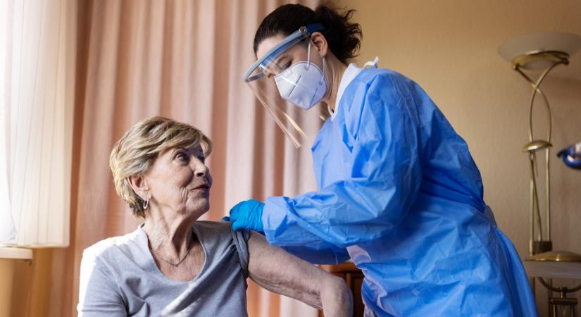 Hidegzuhany a magyar idősekre: váratlan dolog derült ki a COVID-oltásokról, erre kell figyelni