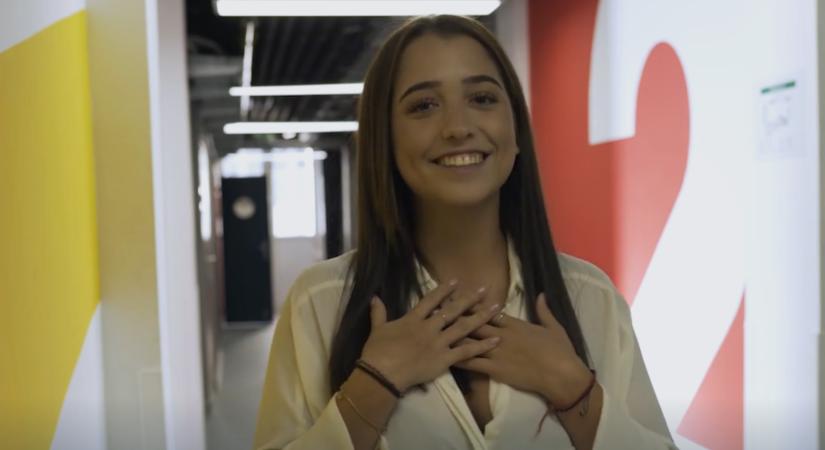 Scobert Lara három méterrel a felhők felett jár a 10 évvel idősebb párja mellett: ilyen romantikus ajándékot kapott a fél éves évfordulójukra – fotó