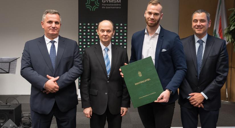 A szakmák csúcsa: mesterleveleket adtak át a kamarában