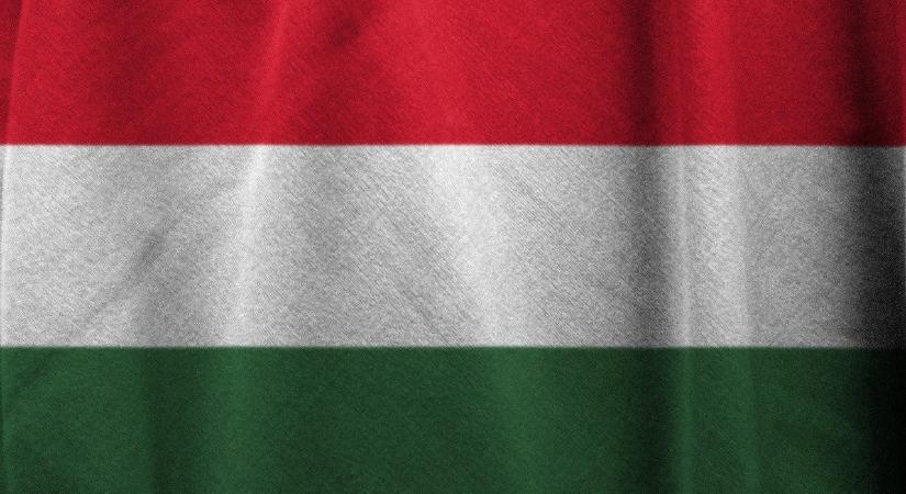 Kínos: Magyar zászlókkal köszöntötték Orbán olasz szövetségesét Szerbiában