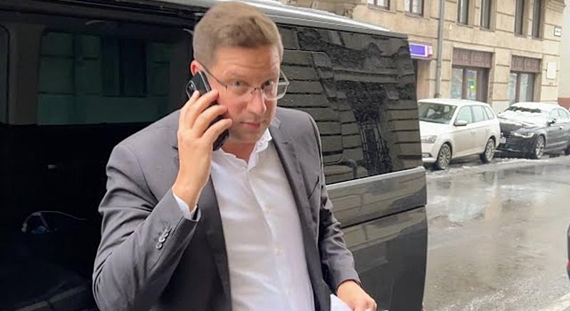Ciki: Gulyás Gergely is a kamutelefonálást alkalmazza a sajtó kérdéseinek elkerülésére – Íme, a bizonyíték