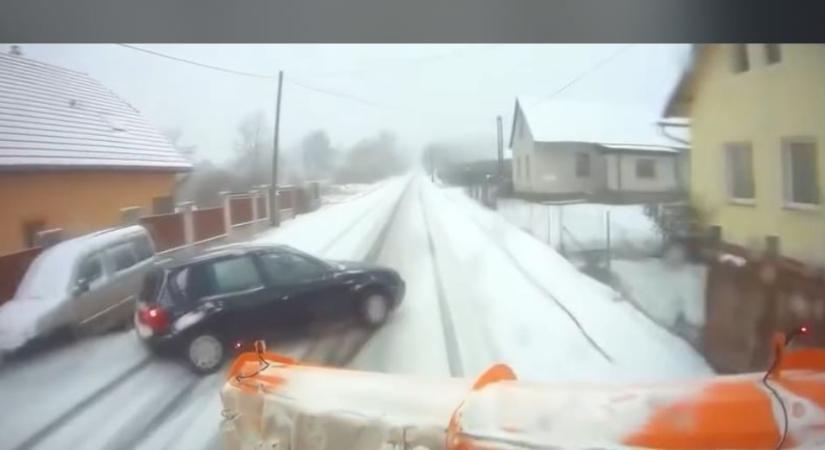 Ezért sem előzünk hókotrót! – videó
