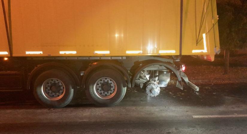 Füstölt a 17 tonnányi üvegtörmeléket szállító kamionján a fék, lekapott róla egy kereket, s úgy cikázott tovább