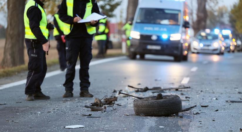 Baleset miatt lezárták az M6-os Pécs felé vezető oldalát, Paksnál