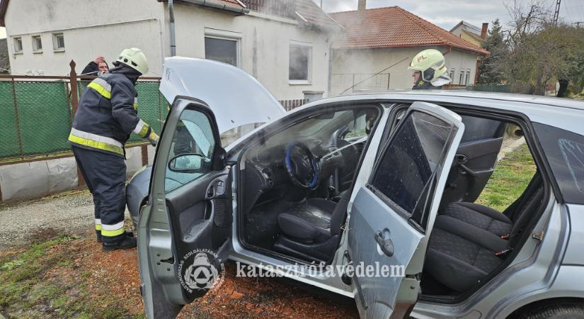 Kigyulladt egy autó motortere Sárrétudvariban